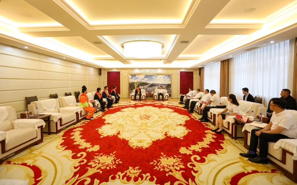 縣四大班子領(lǐng)導(dǎo)會見全國、全省勞動模范和先進工作者代表